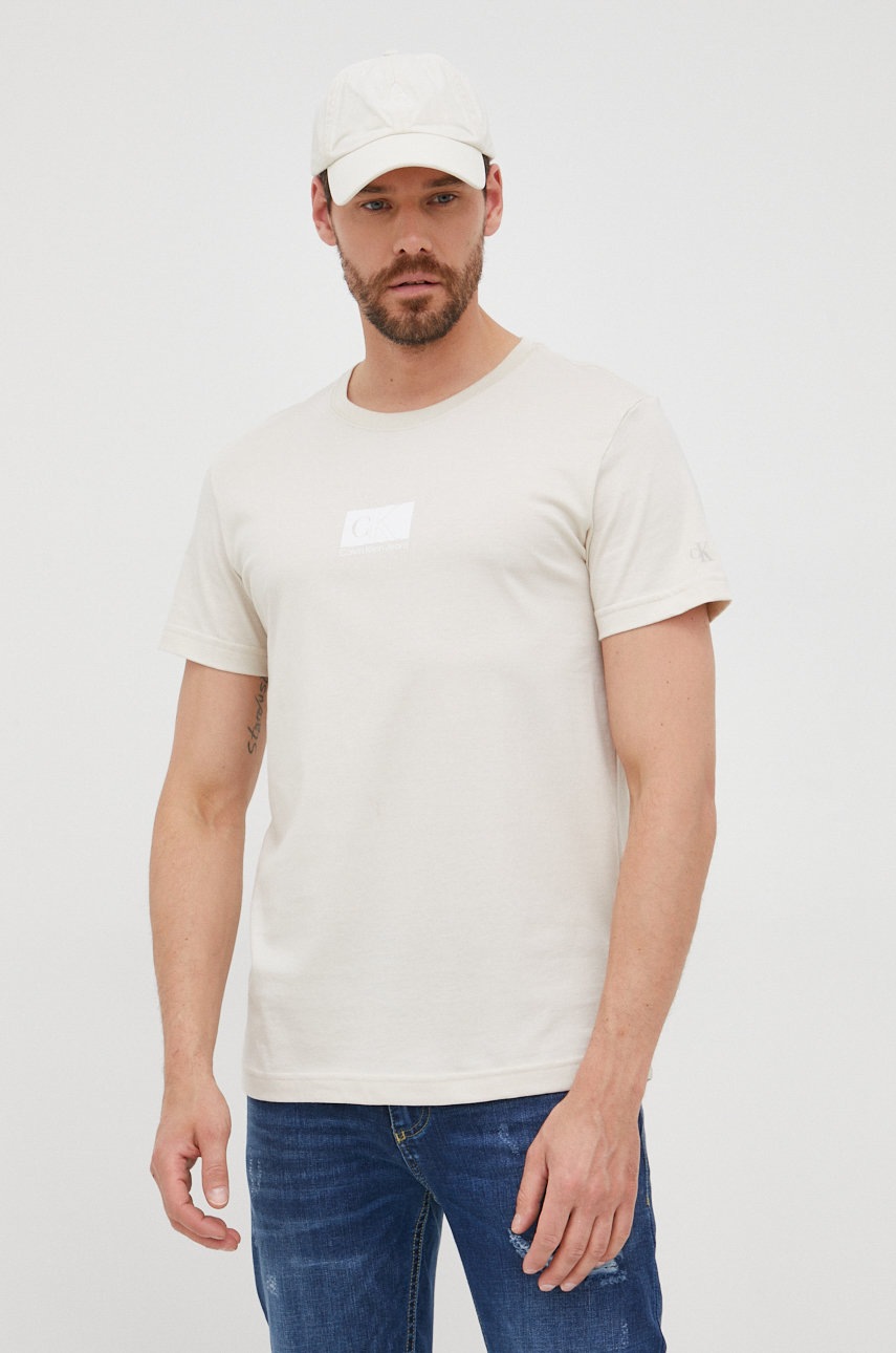 

Памучна тениска Calvin Klein Jeans в бежово с принт, Бежов