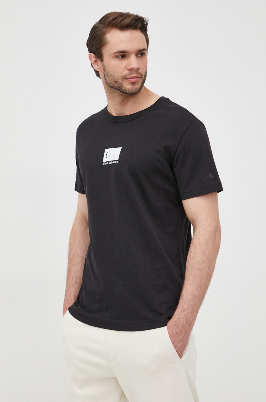 

Памучна тениска Calvin Klein Jeans в черно с принт, Черен