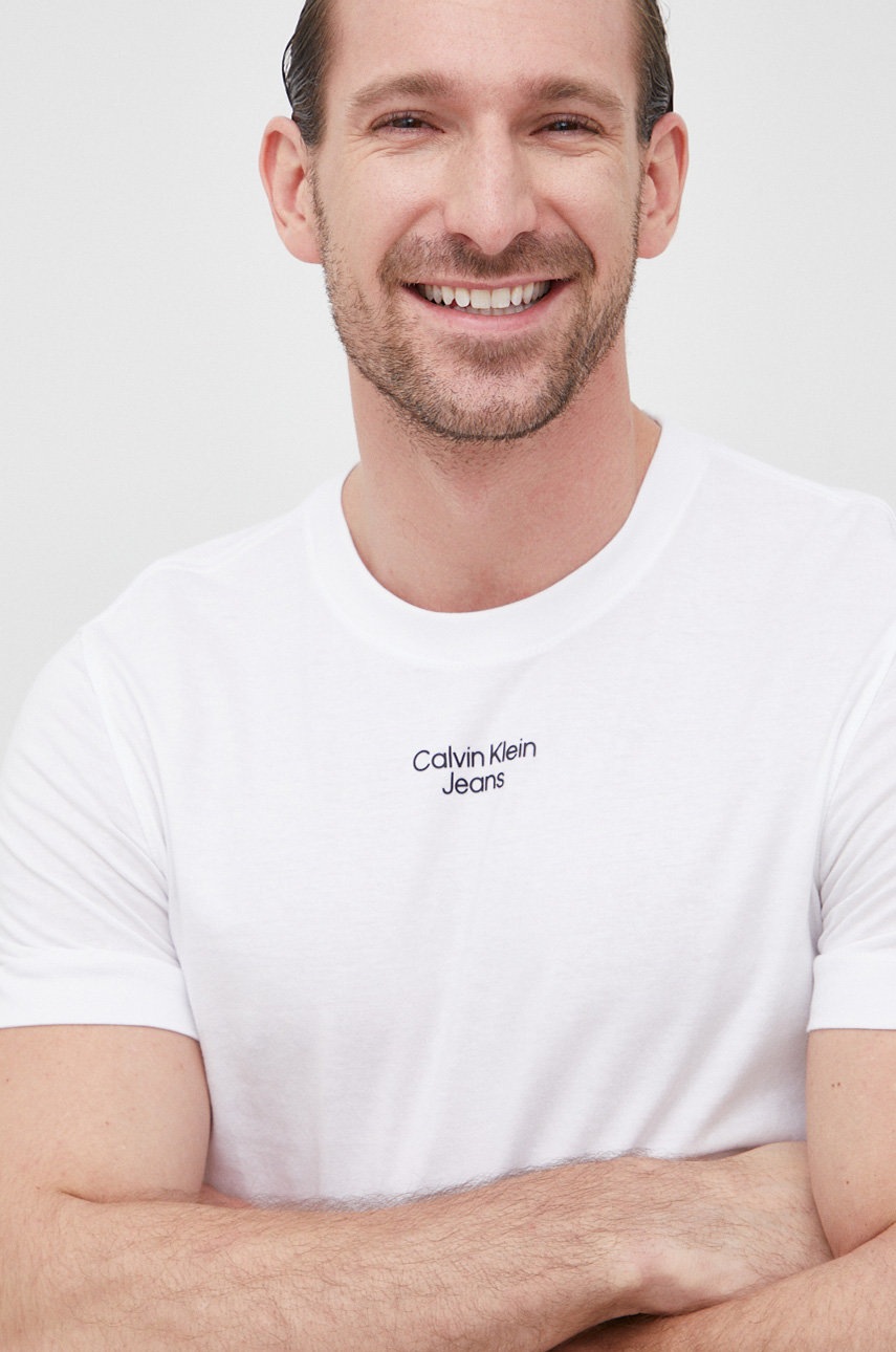 

Памучна тениска Calvin Klein Jeans в бяло с принт, Бял