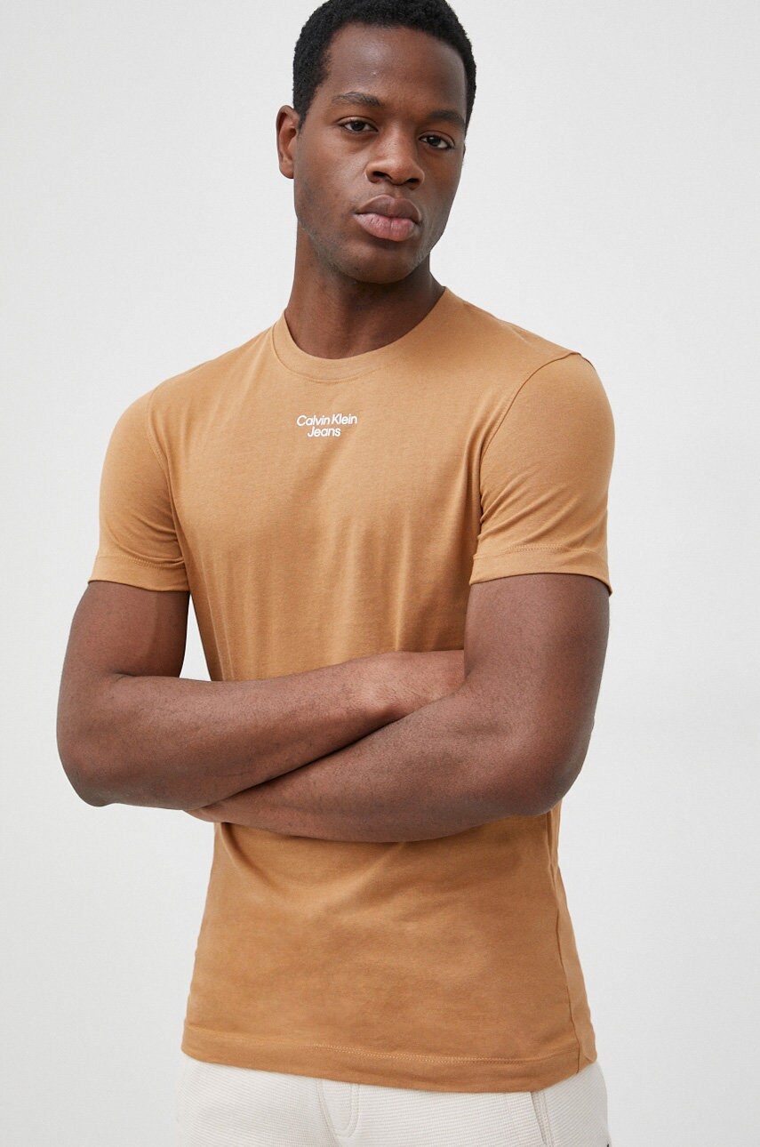 

Памучна тениска Calvin Klein Jeans в зелено с принт, Кафяв