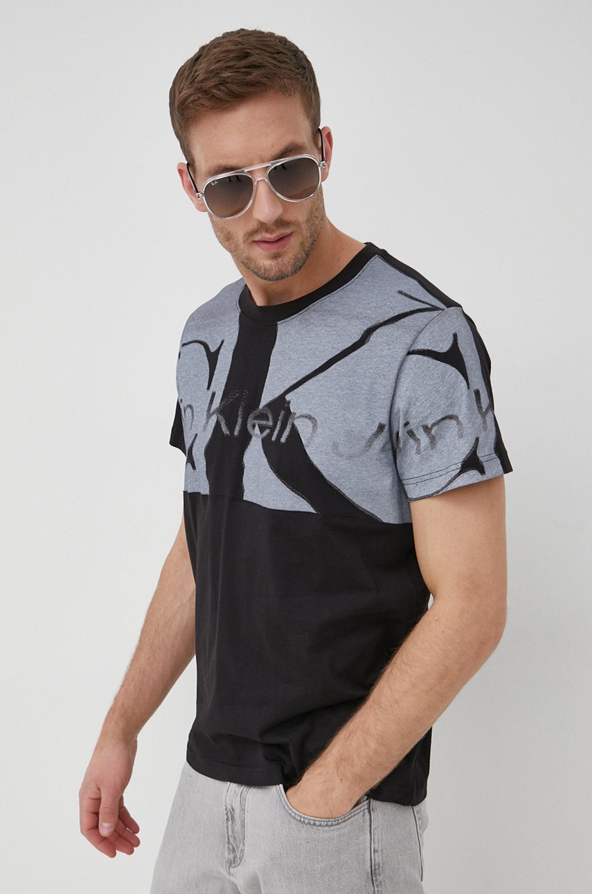 

Памучна тениска Calvin Klein Jeans в черно с десен, Черен