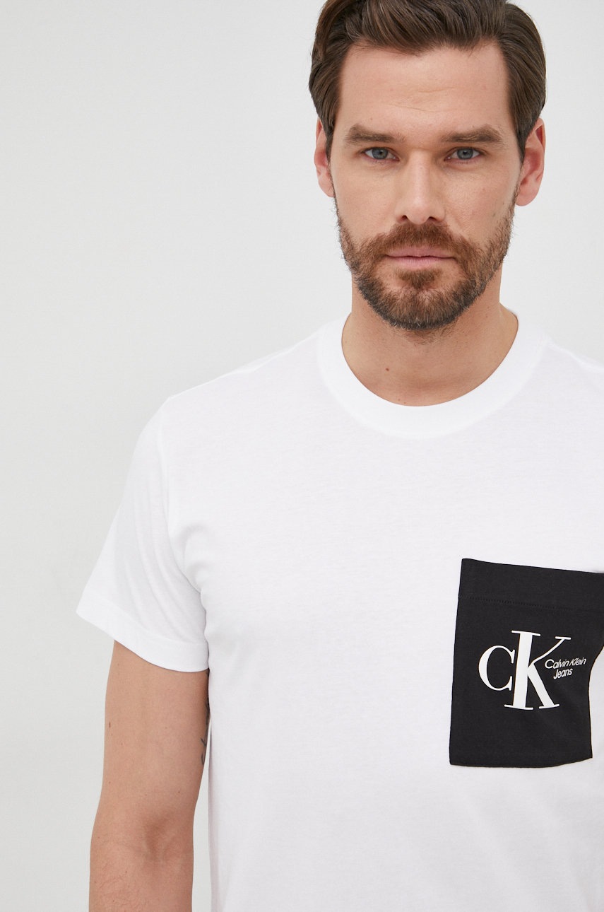 

Памучна тениска Calvin Klein Jeans в бяло с принт, Бял