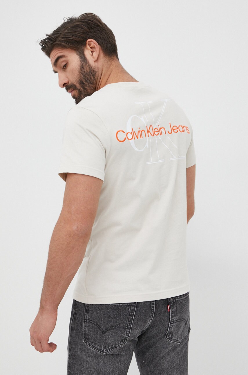 

Памучна тениска Calvin Klein Jeans в бежово с апликация, Бежов