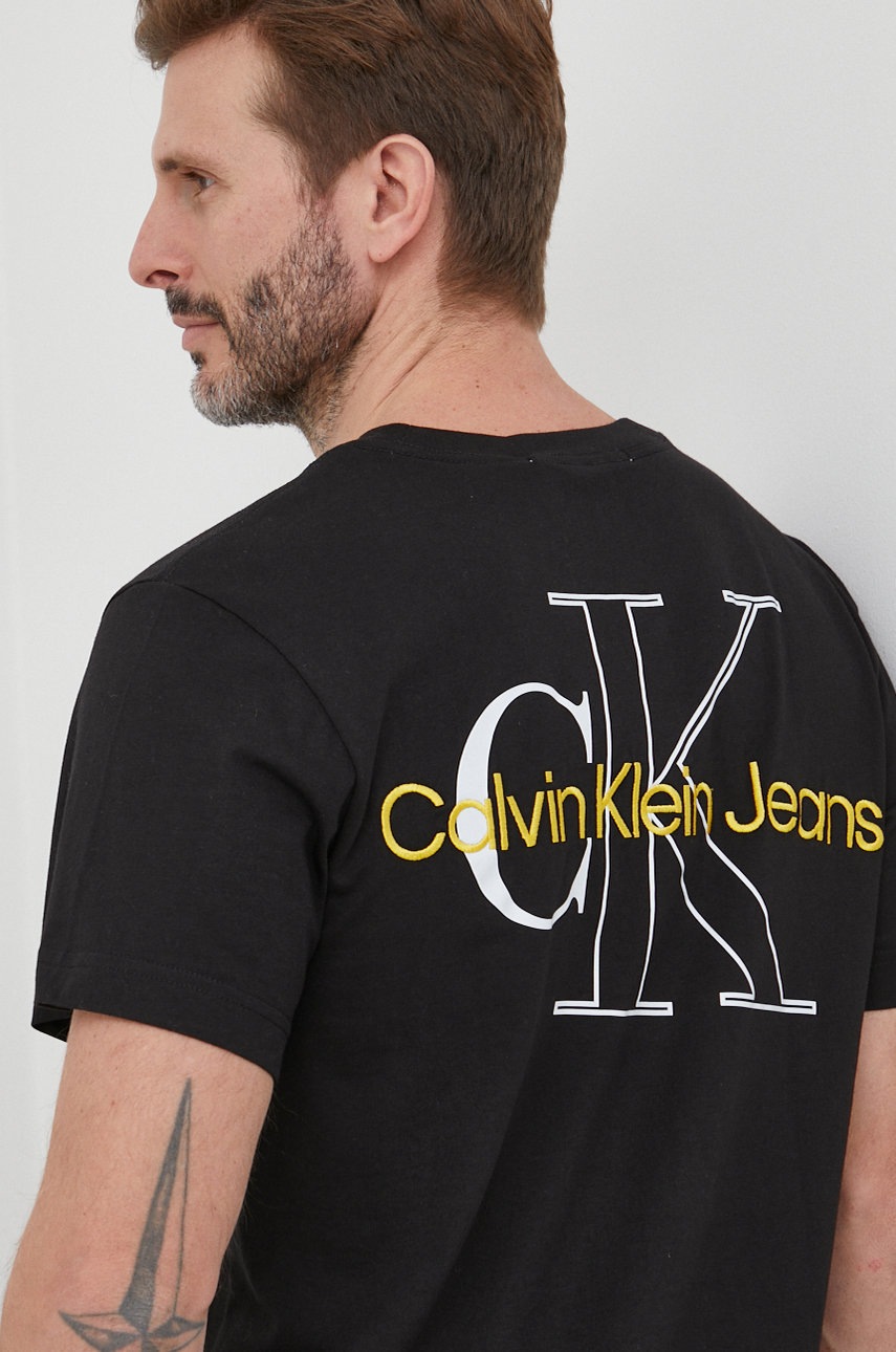

Памучна тениска Calvin Klein Jeans в черно с апликация, Черен