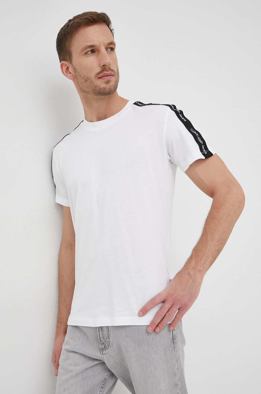 

Памучна тениска Calvin Klein Jeans в бяло с апликация, Бял