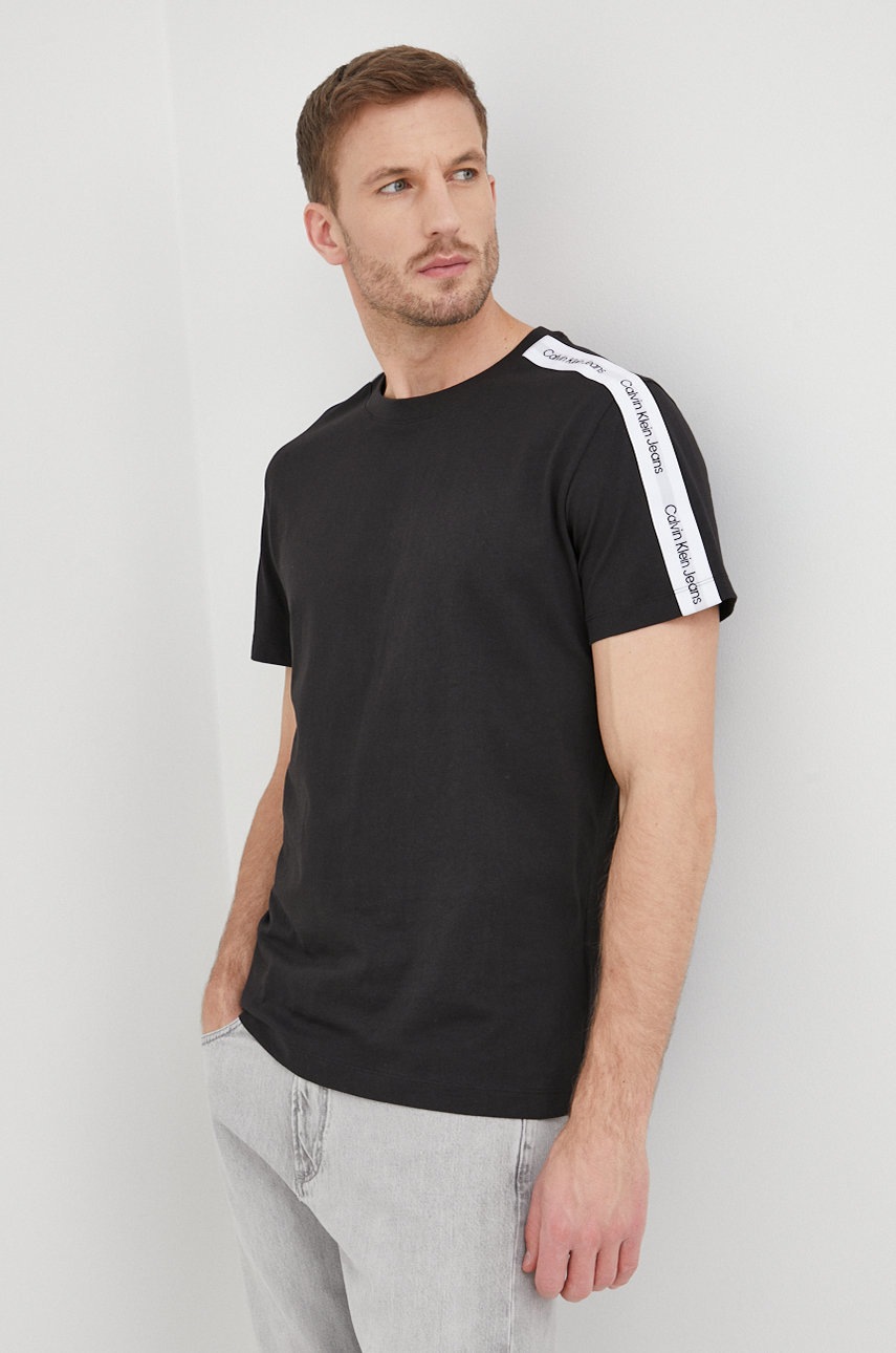 

Памучна тениска Calvin Klein Jeans в черно с апликация, Черен