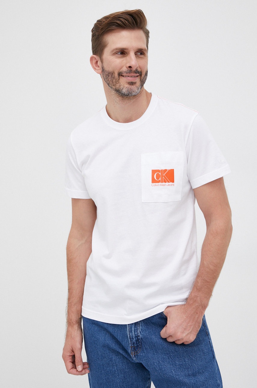 

Памучна тениска Calvin Klein Jeans в бяло с принт, Бял