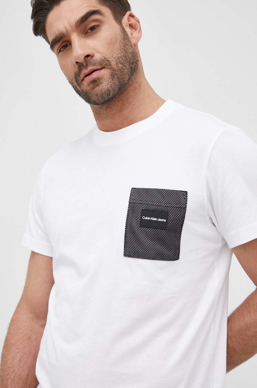 

Памучна тениска Calvin Klein Jeans в бяло с апликация, Бял