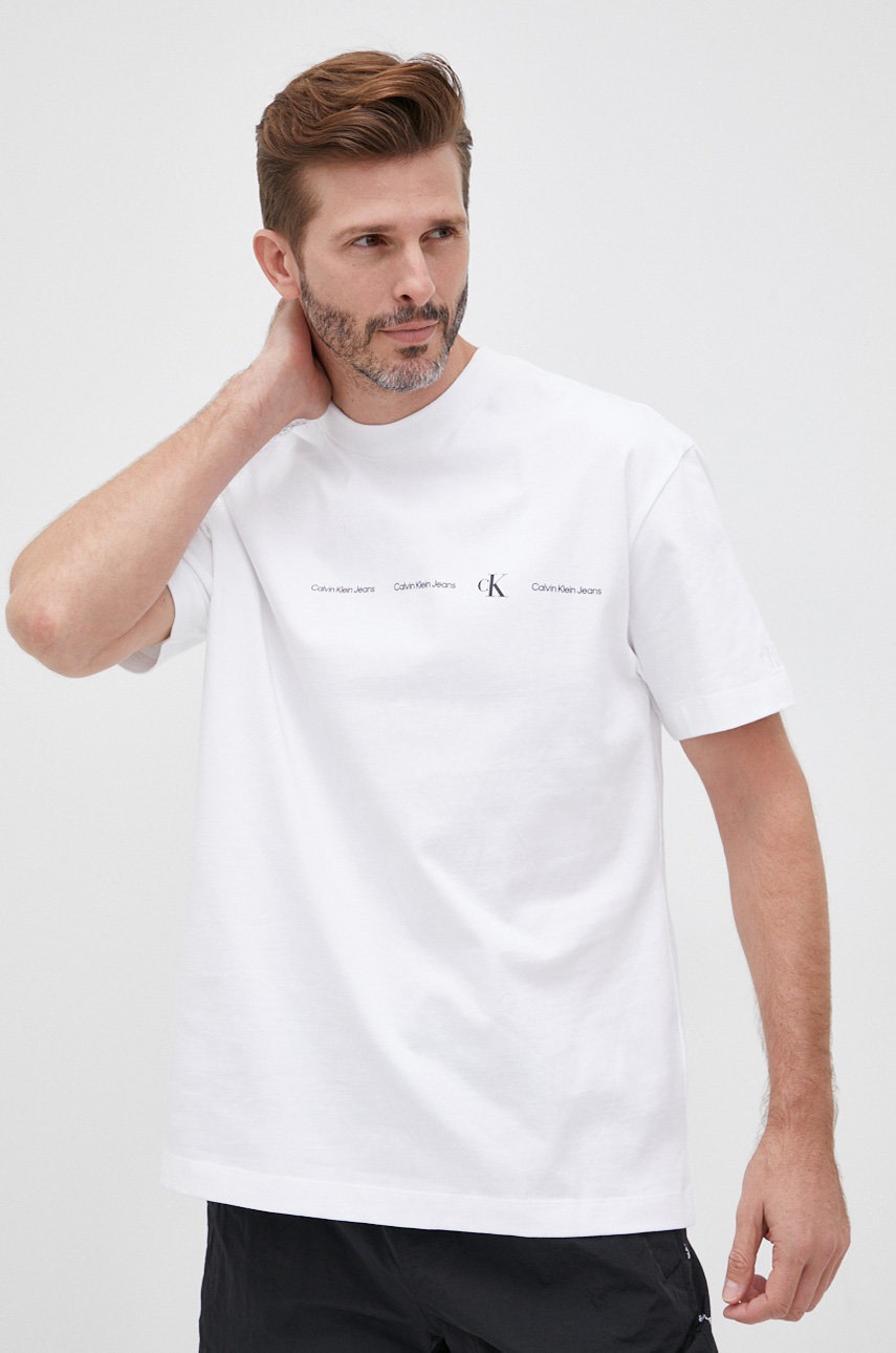 

Памучна тениска Calvin Klein Jeans в бяло с принт, Бял