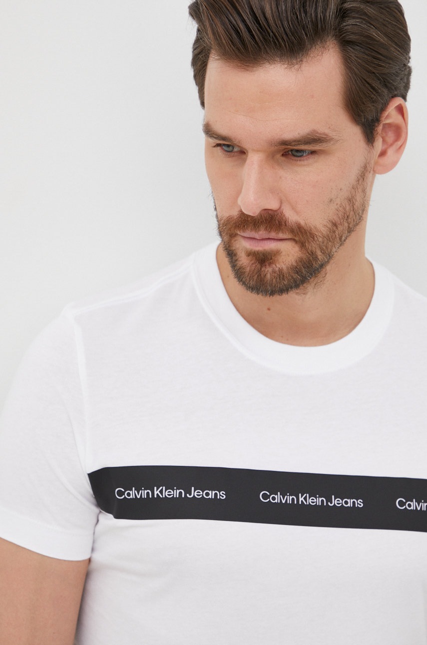 

Памучна тениска Calvin Klein Jeans в бяло с принт, Бял