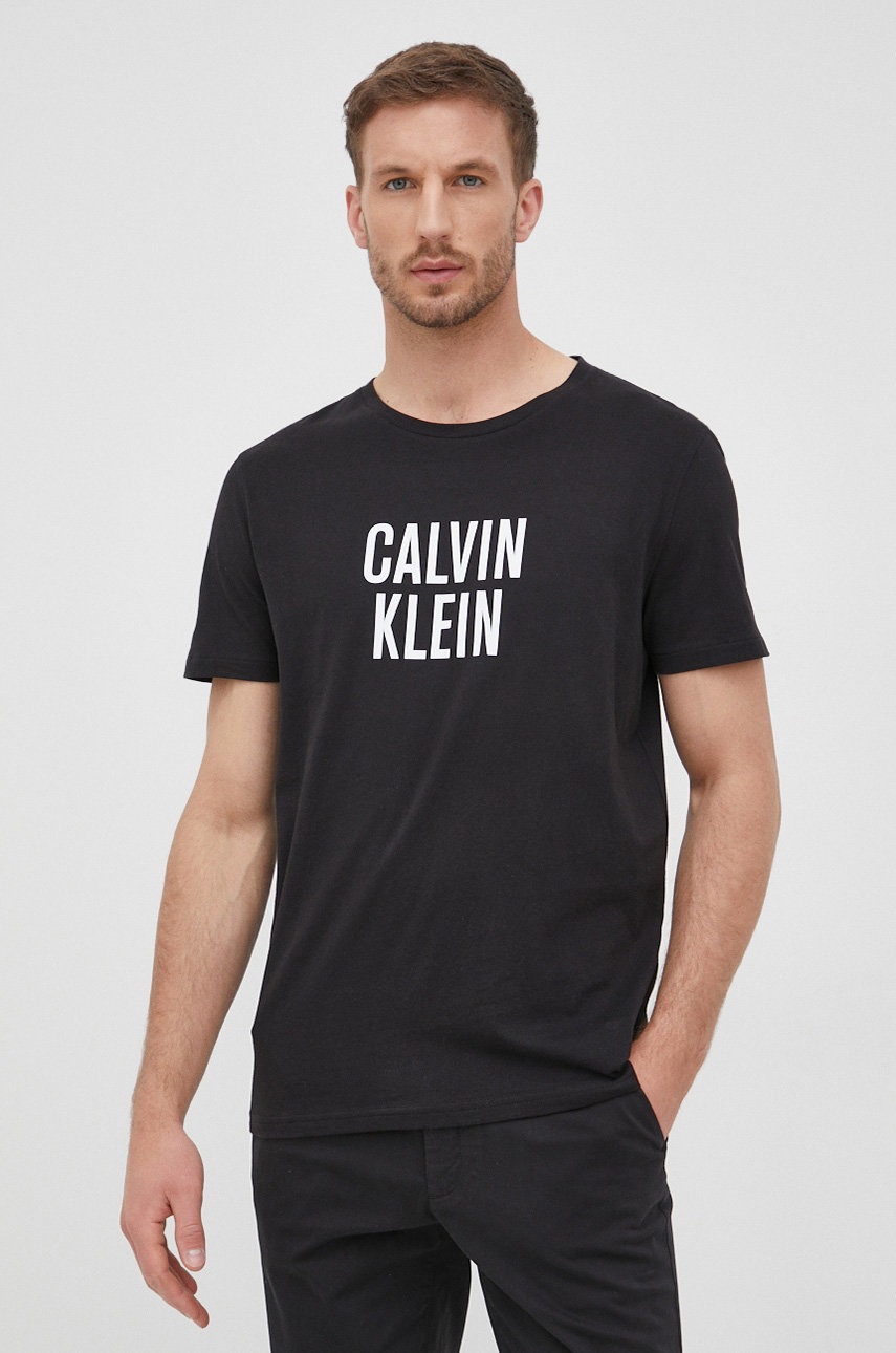 

Памучна тениска Calvin Klein в черно с принт, Черен