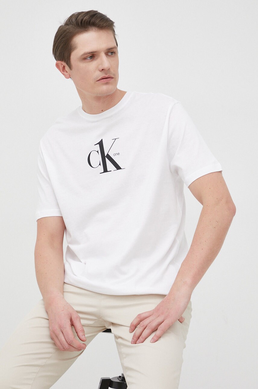 

Памучна тениска Calvin Klein в бяло с принт, Бял