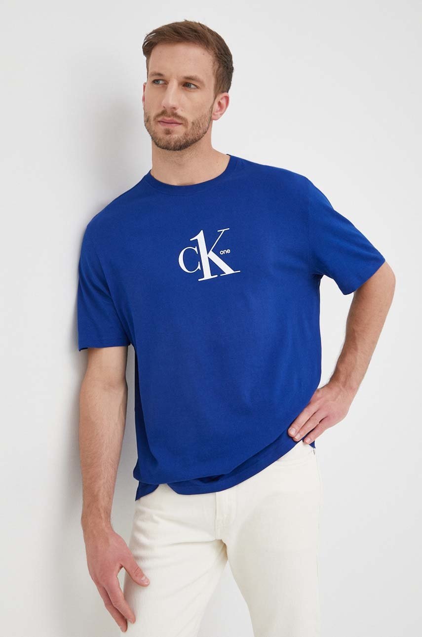 

Памучна тениска Calvin Klein в тъмносиньо с принт, Тъмносин