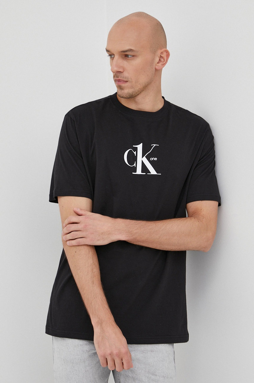 

Памучна тениска Calvin Klein в черно с принт, Черен