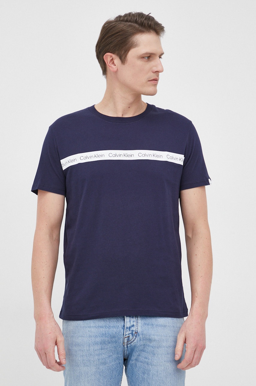 

Памучна тениска Calvin Klein в тъмносиньо с принт, Тъмносин