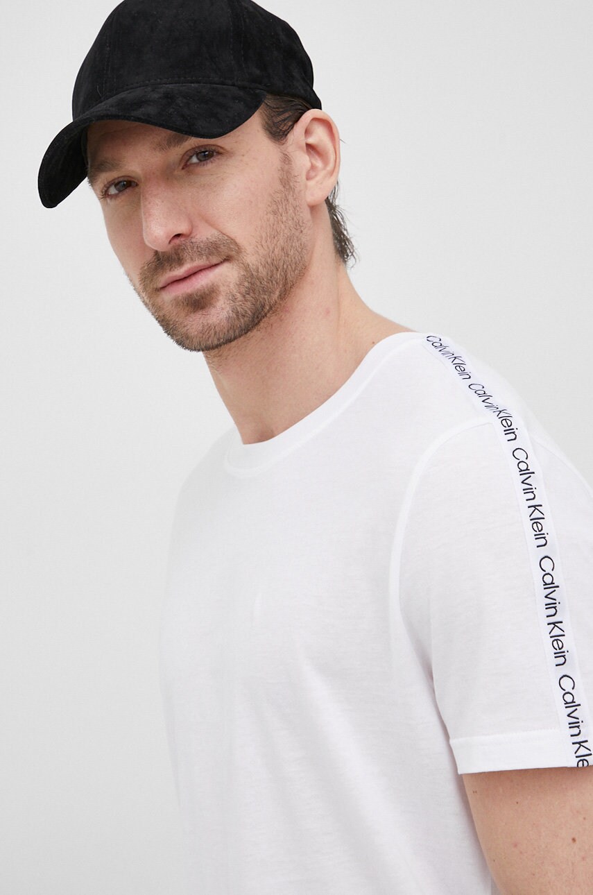 

Памучна тениска Calvin Klein в бяло с принт, Бял