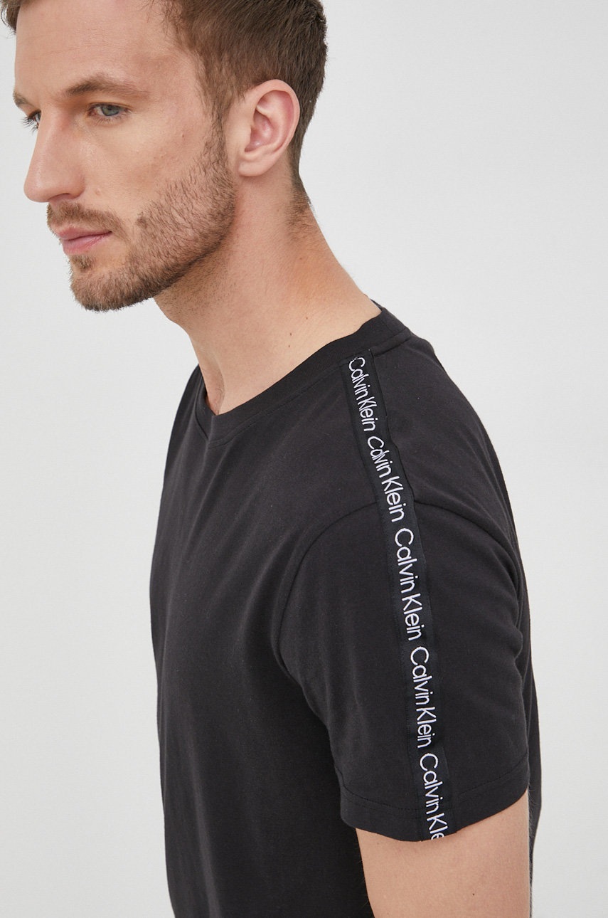 

Памучна тениска Calvin Klein в черно с принт, Черен