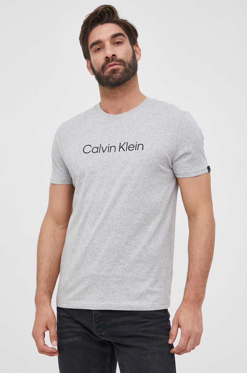 

Памучна тениска Calvin Klein в сиво с принт, Сив