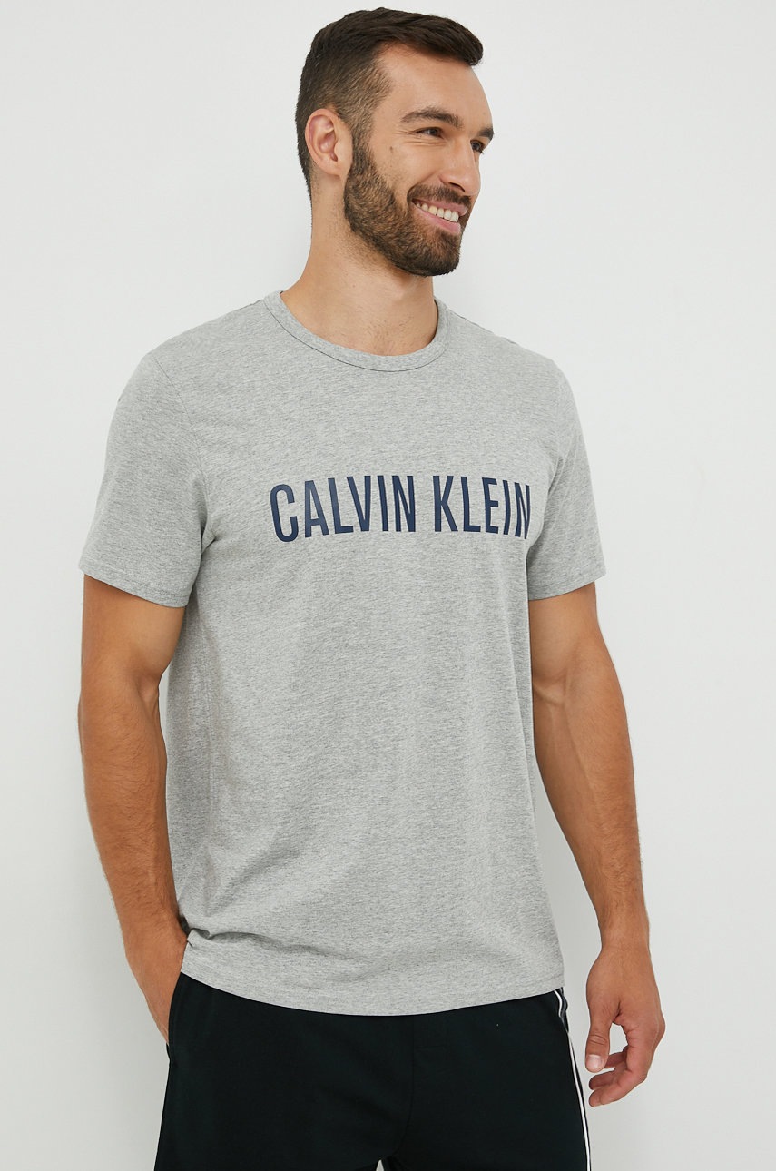 

Памучно горнище на пижама с къси ръкави Calvin Klein Underwear в сиво с принт, Сив