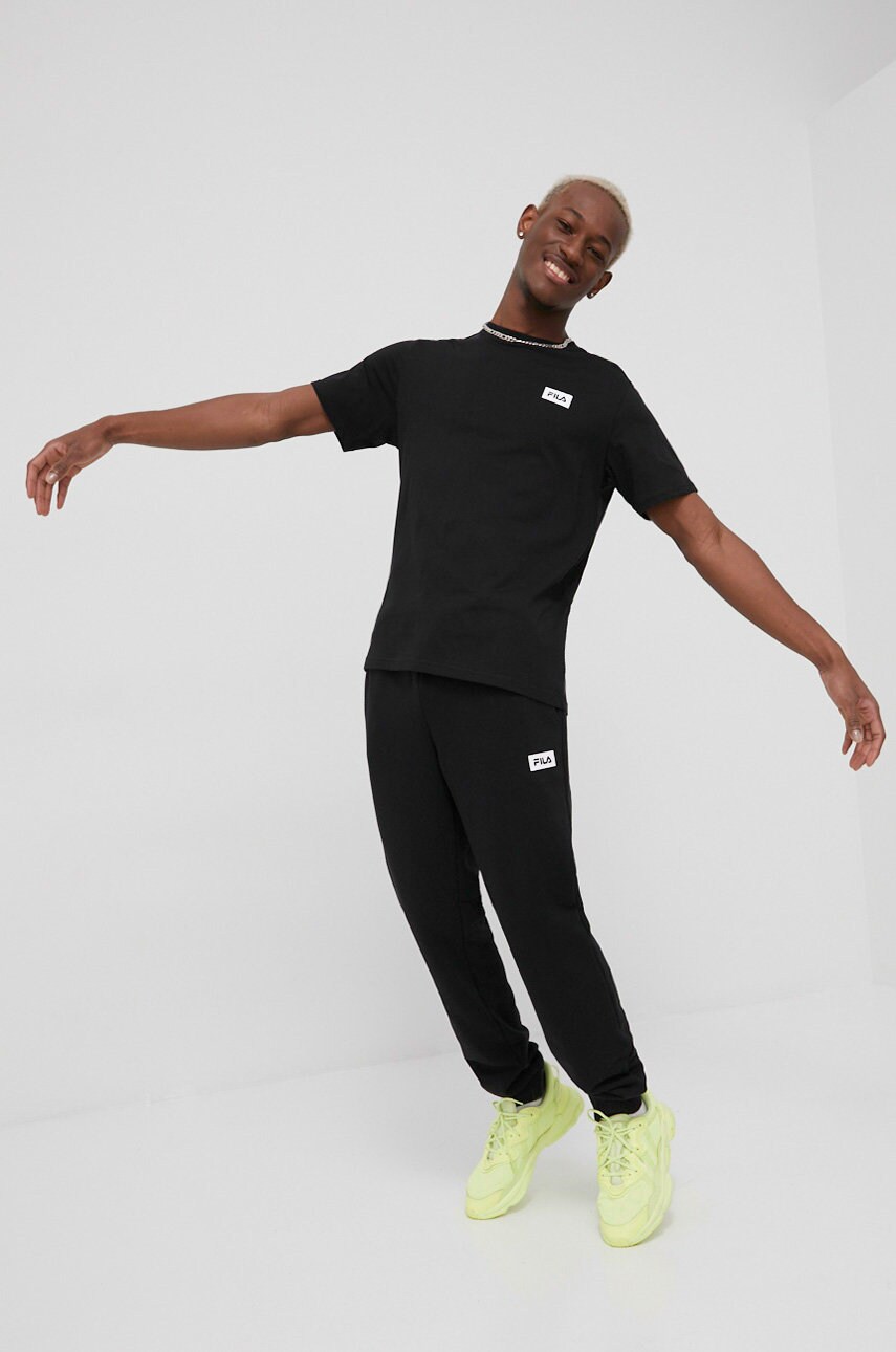 

Хлопковая футболка Fila цвет чёрный с принтом