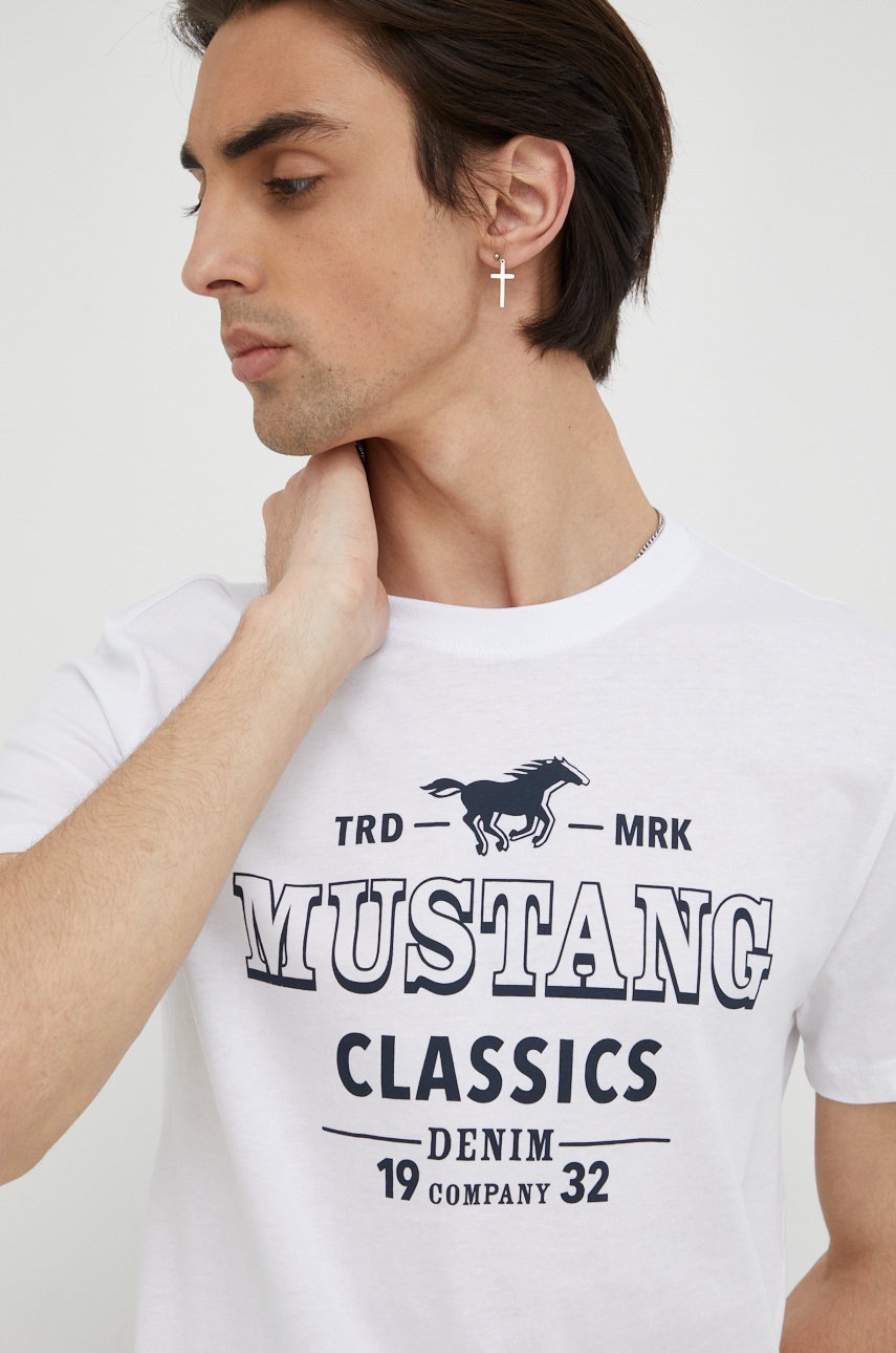 

Памучна тениска Mustang в бяло с принт, Бял