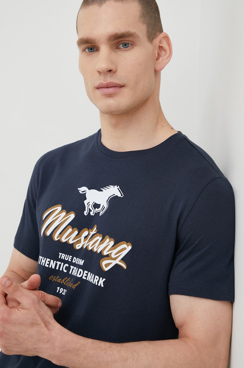 

Памучна тениска Mustang в тъмносиньо с принт, Тъмносин