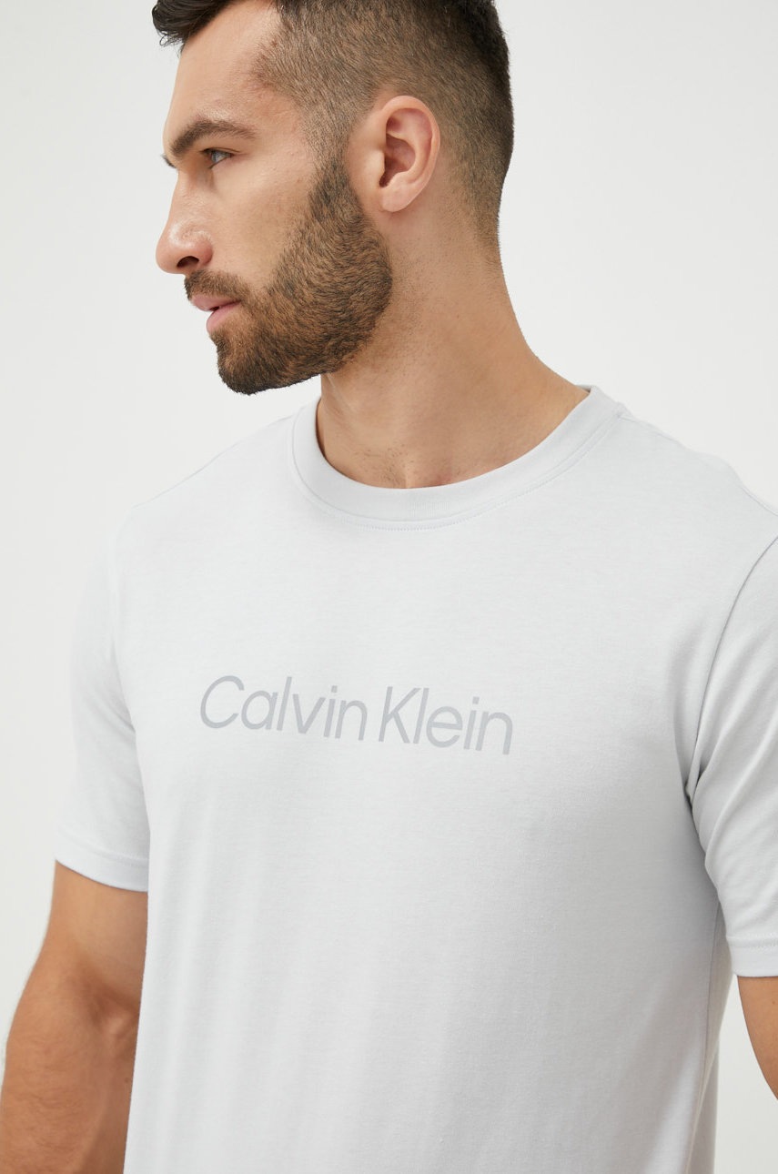 

Тениска за трениране Calvin Klein Performance Ck Essentials в сиво с принт, Сив