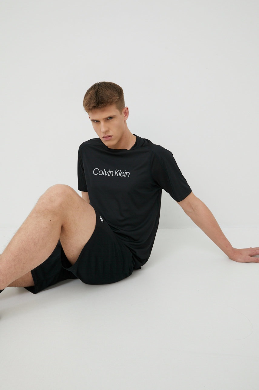 

Тениска за трениране Calvin Klein Performance Ck Essentials в черно с принт, Черен
