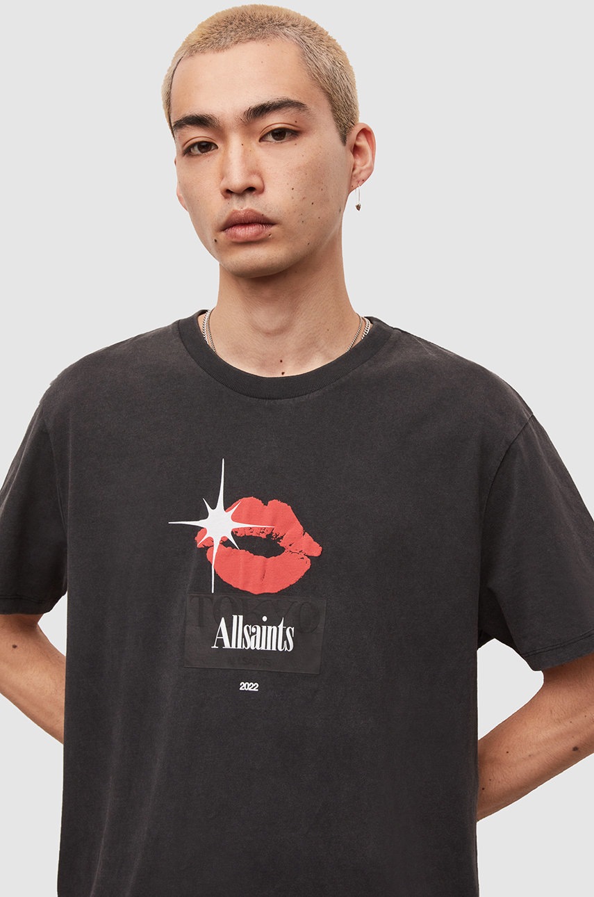 

Хлопковая футболка AllSaints цвет чёрный с принтом