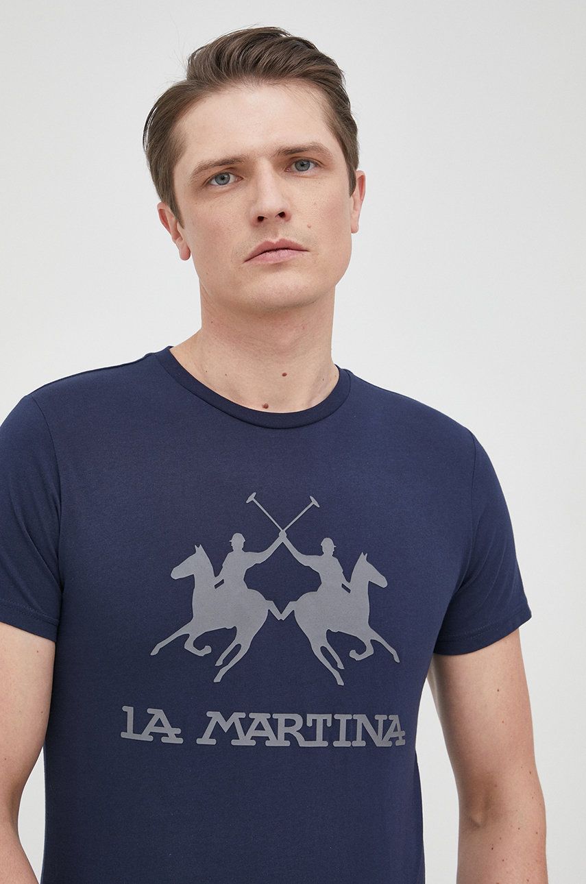La Martina tricou din bumbac culoarea albastru marin, cu imprimeu 2023 ❤️ Pret Super answear imagine noua 2022