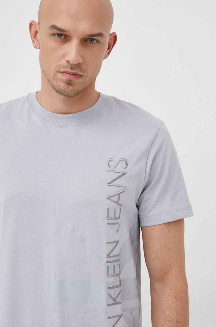 

Памучна тениска Calvin Klein Jeans в сиво с апликация, Сив