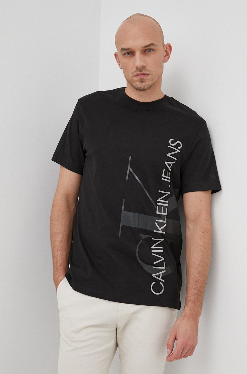 

Памучна тениска Calvin Klein Jeans в черно с апликация, Черен