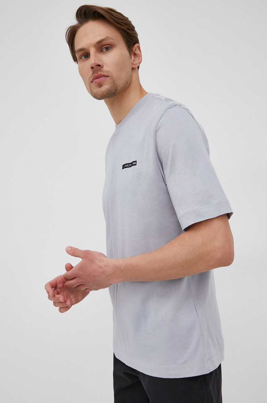 

Памучна тениска Calvin Klein Jeans в сиво с принт, Сив