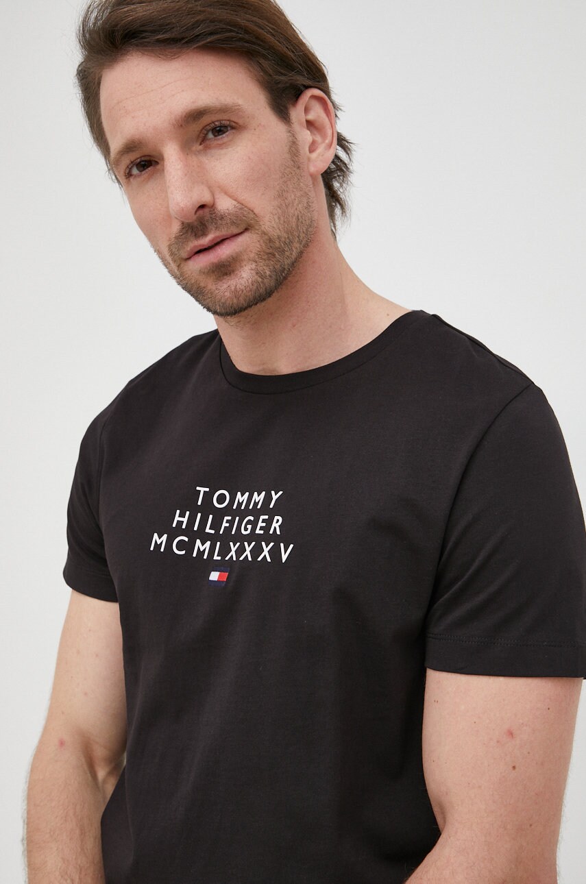 

Памучна тениска Tommy Hilfiger в черно с принт, Черен