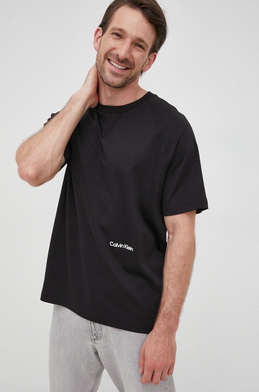 

Памучна тениска Calvin Klein в черно с принт, Черен