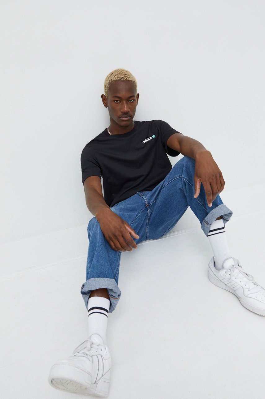 

Хлопковая футболка adidas Originals цвет чёрный с аппликацией