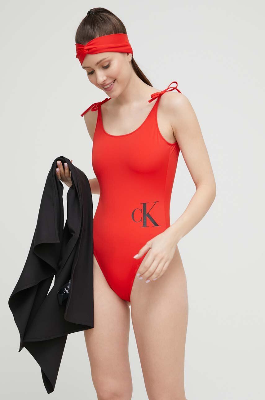 Jednodílné plavky Calvin Klein červená barva, měkký košík