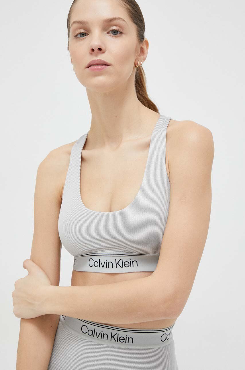 Levně Sportovní podprsenka Calvin Klein Performance CK Athletic šedá barva