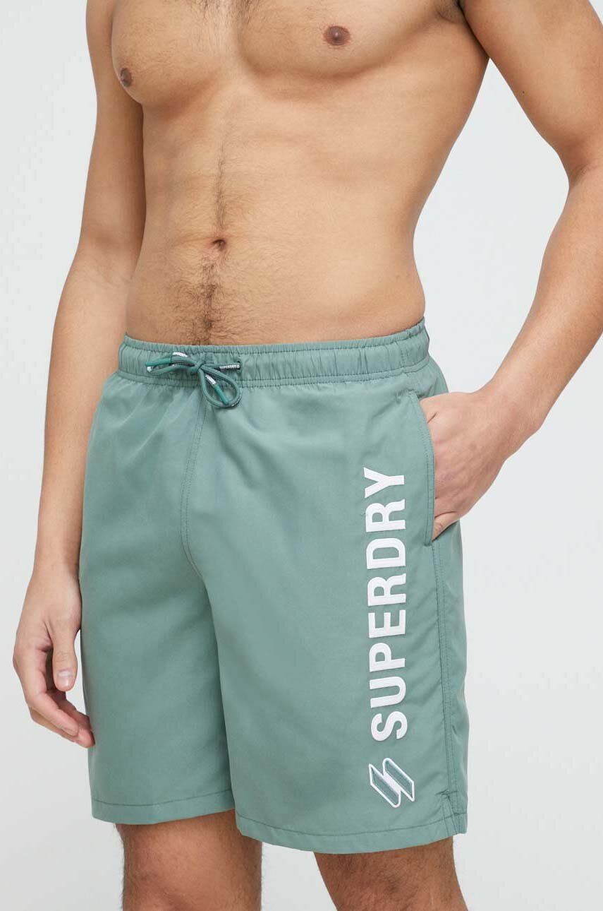 Levně Plavkové šortky Superdry zelená barva