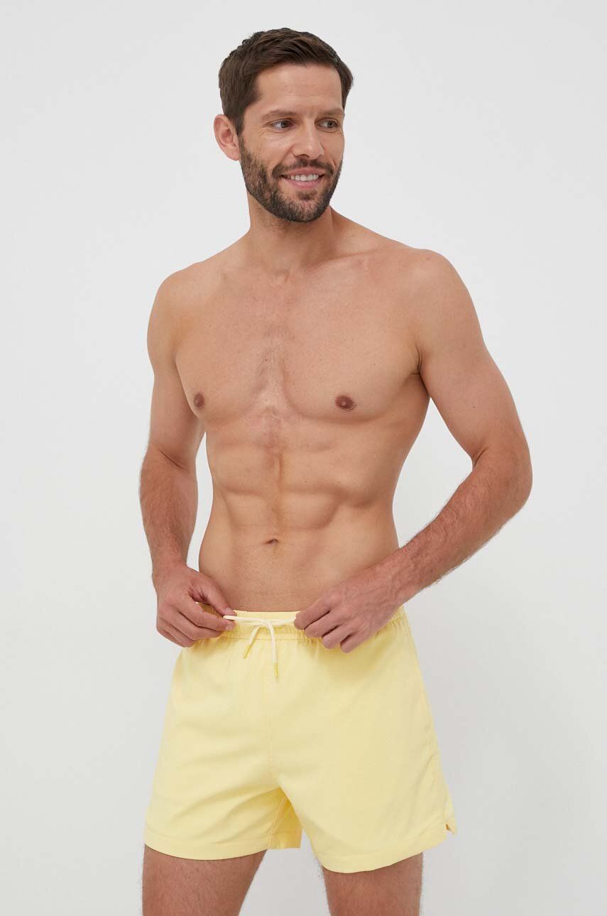 Plavkové šortky Abercrombie & Fitch žlutá barva - žlutá -  Hlavní materiál: 100 % Polyester
