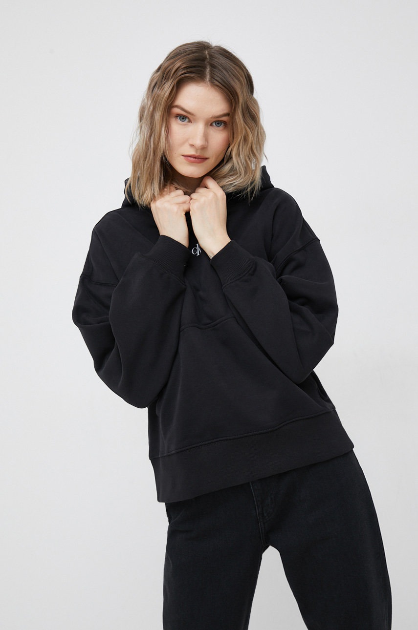 

Памучен суичър Calvin Klein Jeans в черно с качулка с принт, Черен