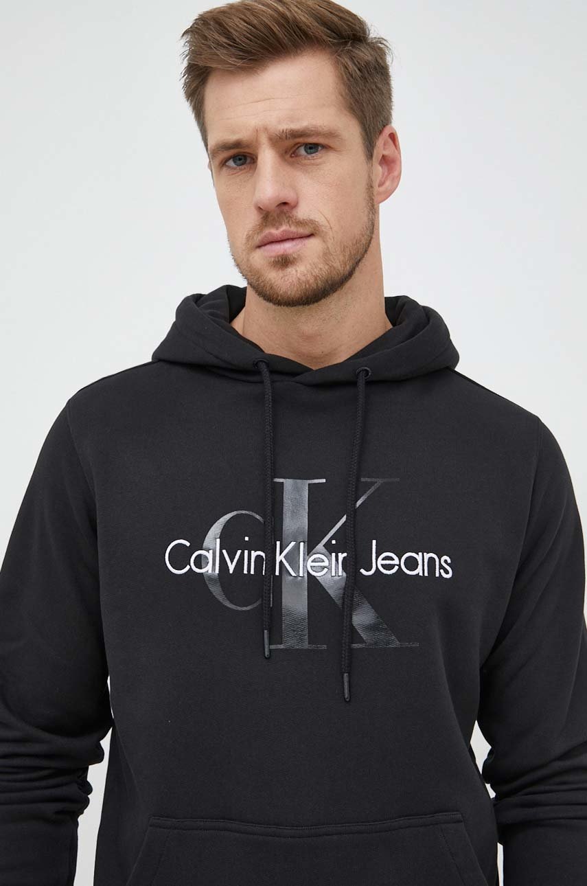 

Памучен суичър Calvin Klein Jeans в черно с качулка с апликация, Черен