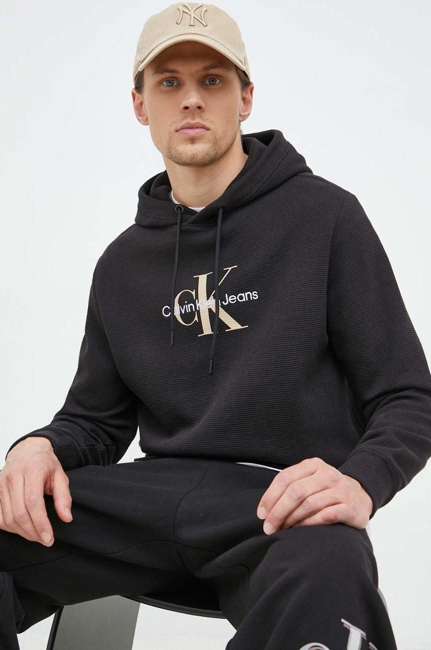 

Памучен суичър Calvin Klein Jeans в черно с качулка с принт, Черен