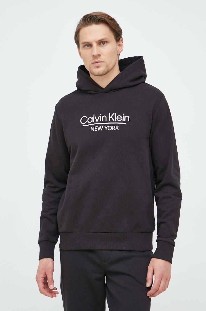 

Памучен суичър Calvin Klein в черно с качулка с десен, Черен