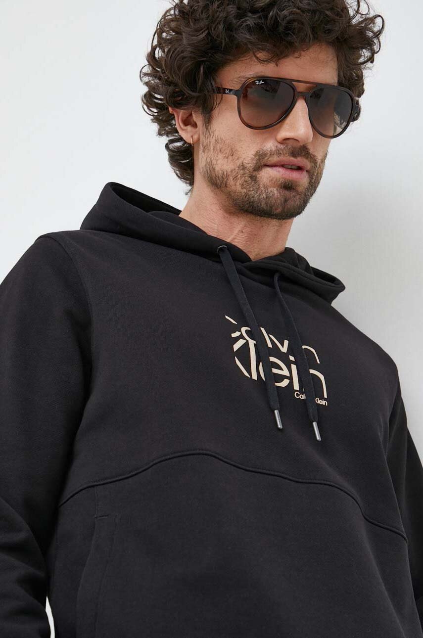 

Памучен суичър Calvin Klein в черно с качулка с принт, Черен