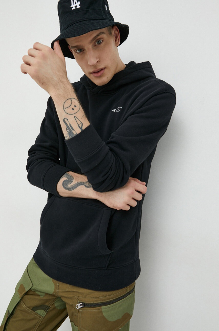 

Суичър Hollister Co. в черно с качулка с изчистен дизайн, Черен