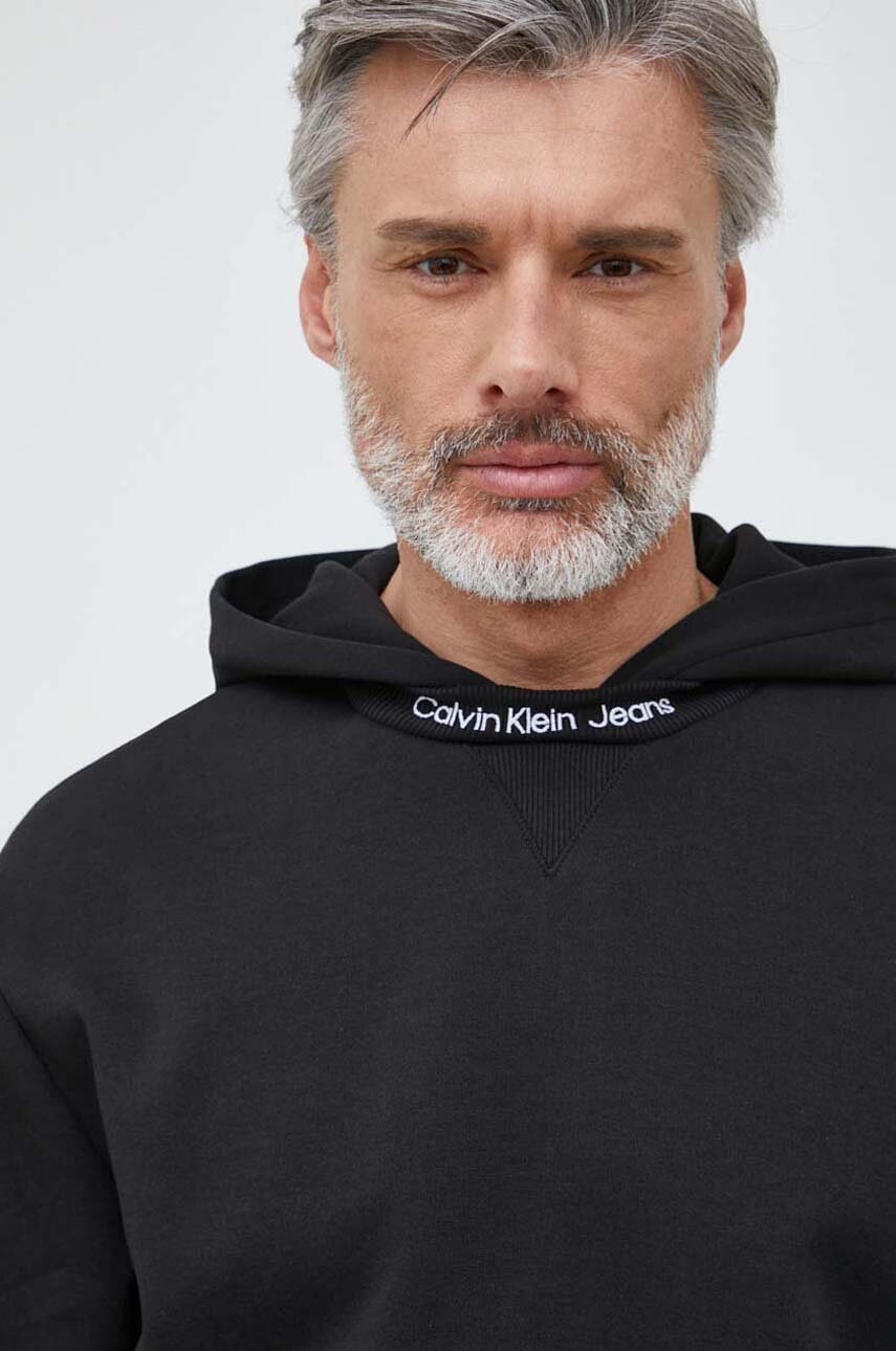 

Суичър Calvin Klein Jeans в черно с качулка с апликация, Черен