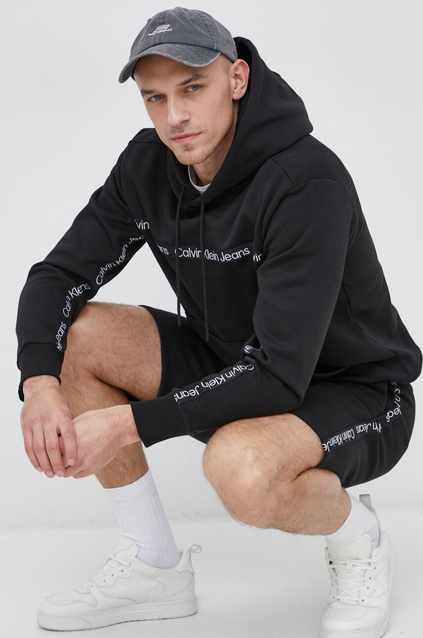 

Суичър Calvin Klein Jeans в черно с качулка с апликация, Черен