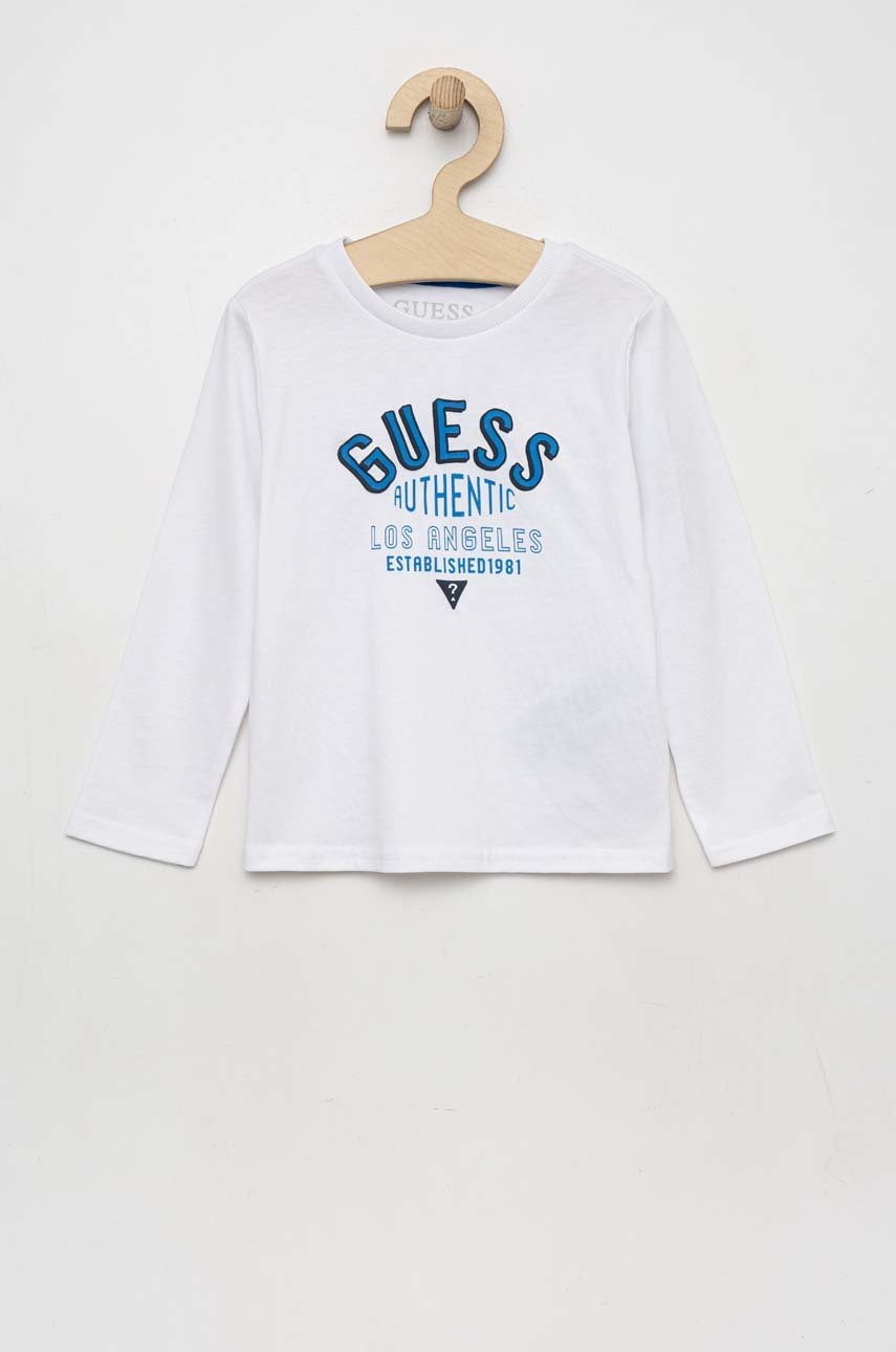

Хлопковый детский лонгслив Guess цвет белый с принтом