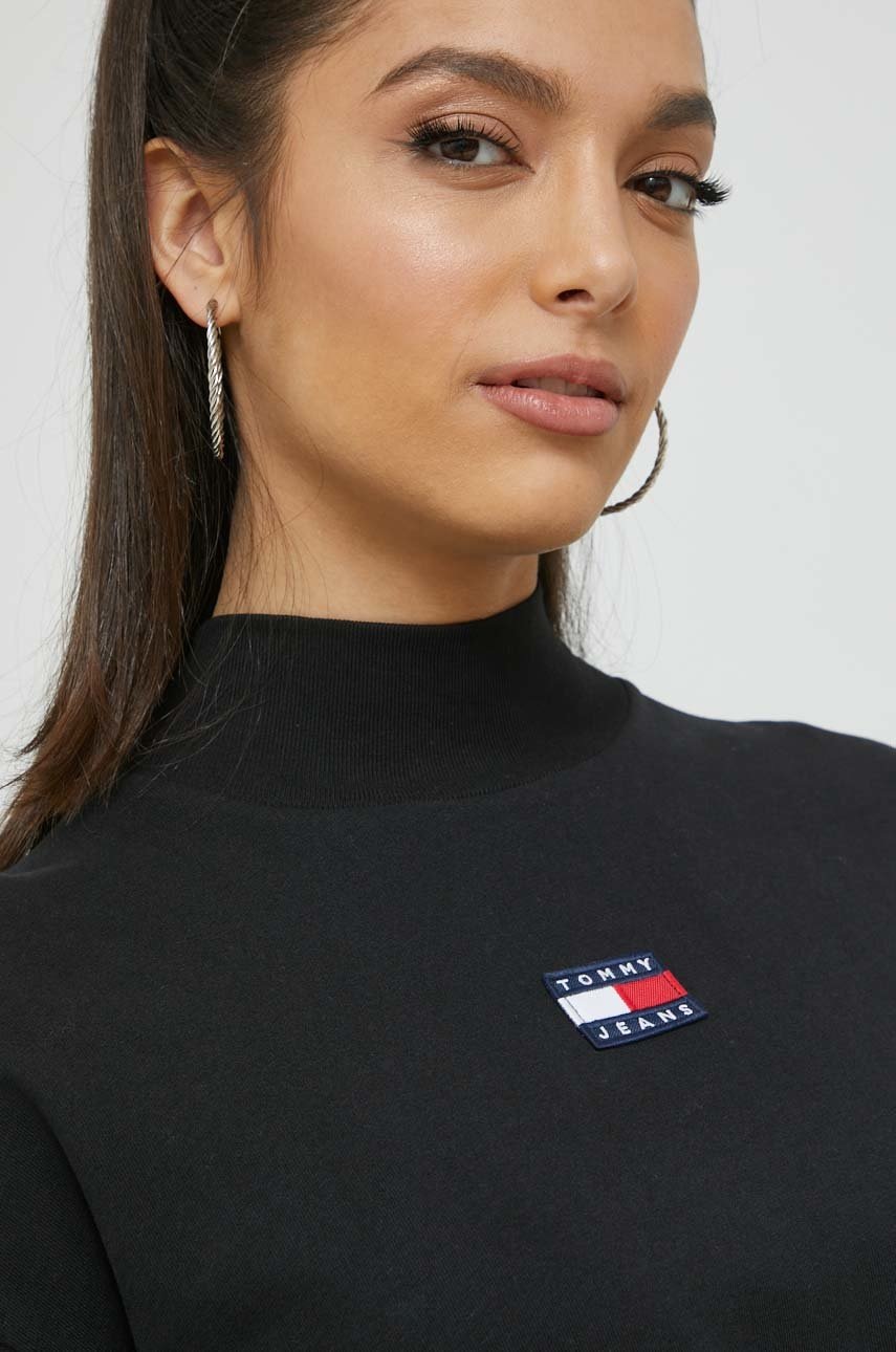 

Памучна блуза с дълги ръкави Tommy Jeans в черно с ниско поло, Черен